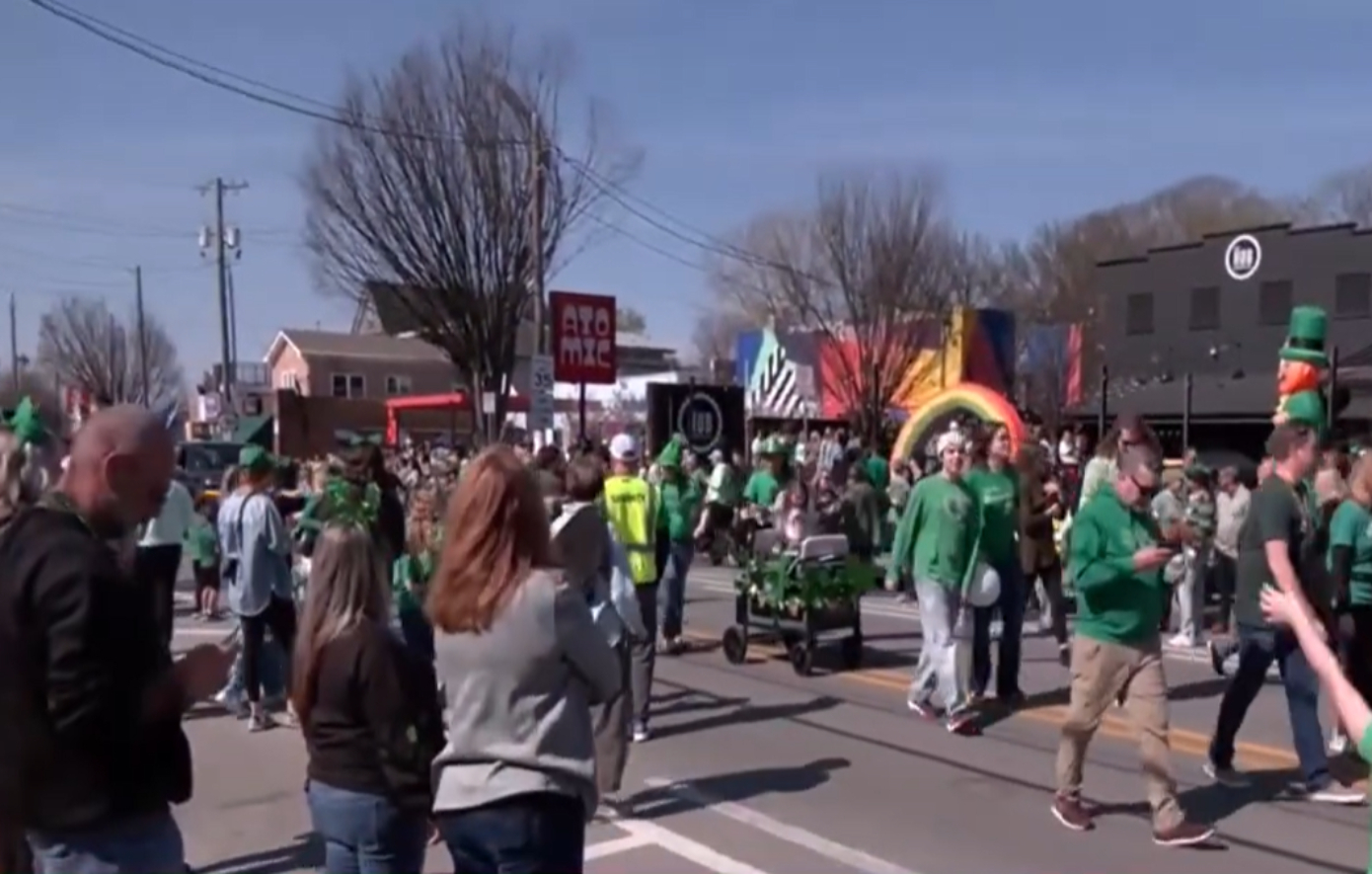 Φριχτός θάνατος γυναίκας σε παρέλαση: Το πόδι της πιάστηκε σε κινούμενο άρμα, σύρθηκε από κάτω και συνεθλίβη