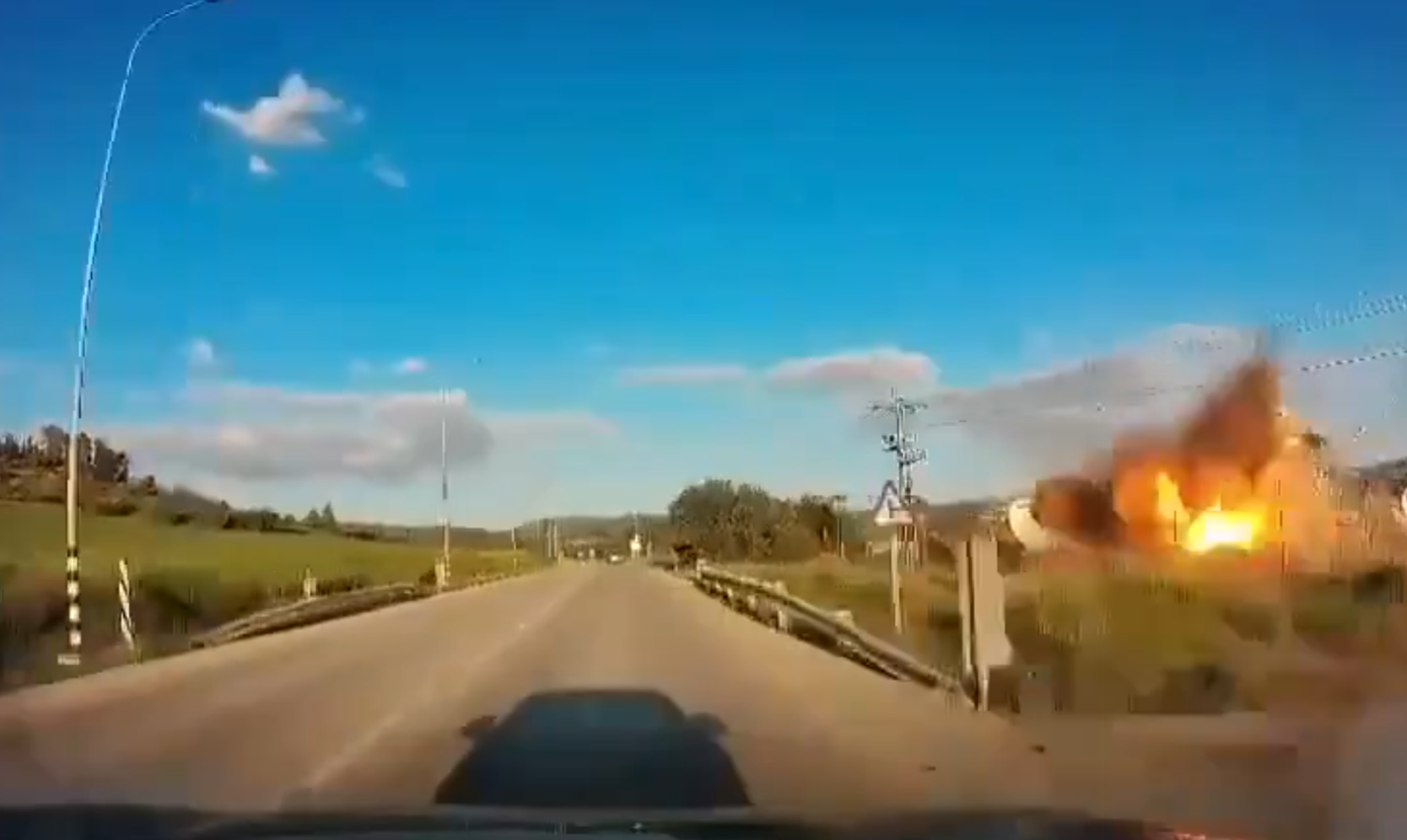 Η στιγμή που πύραυλος της Χεζμπολάχ πλήττει σταθμό δορυφορικών επικοινωνιών κοντά στο Μπεϊτ Σεμές