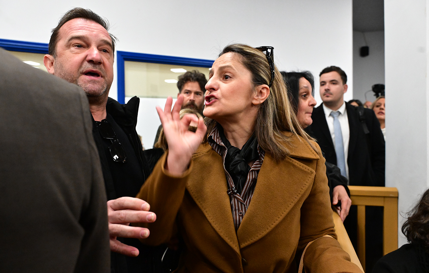 Επεισοδιακή η πρώτη μέρα της δίκης για τα Τέμπη: «Ανοίξτε τα στόματά σας» &#8211; Έντονες αντιδράσεις για την αίθουσα