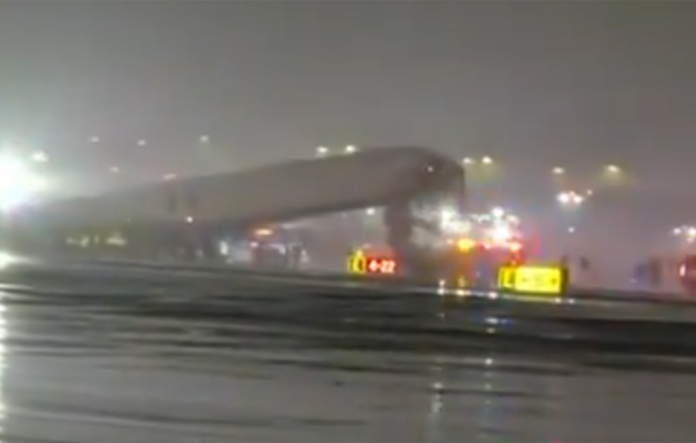 Αεροσκάφος της Air Canada Express συγκρούστηκε με όχημα στο έδαφος αμέσως μετά την προσγείωσή του στο La Guardia της Νέας Υόρκης