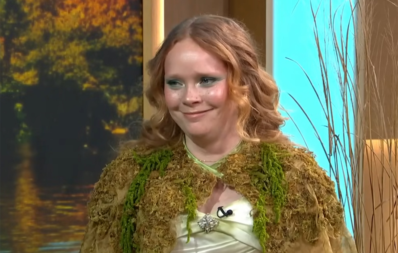 Γυναίκα που παντρεύτηκε ποταμό γιορτάζει τα τρία χρόνια σχέσης και δηλώνει ακόμα ερωτευμένη &#8211; Δείτε το βίντεο