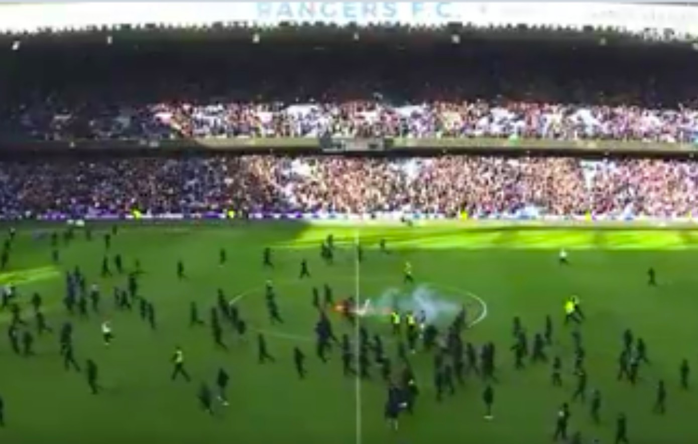 Χάος στο Ρέιντζερς &#8211; Σέλτικ: Έκαναν… ντου στον αγωνιστικό χώρο οι οπαδοί