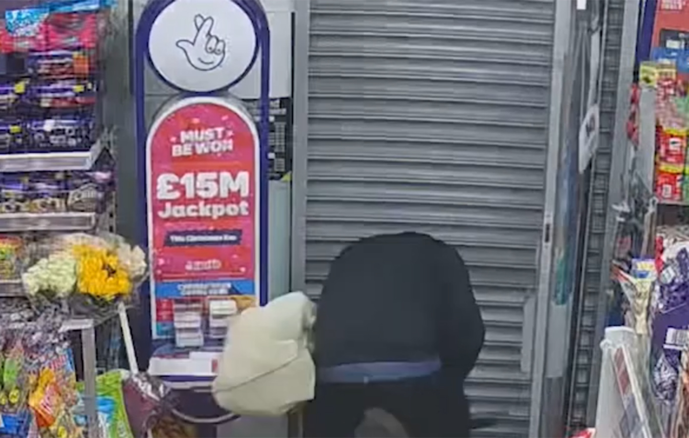 Απίστευτο βίντεο: Ληστής ικετεύει την αστυνομία να τον σώσει, αφού εγκλωβίστηκε στο μαγαζί που προσπάθησε να ληστέψει