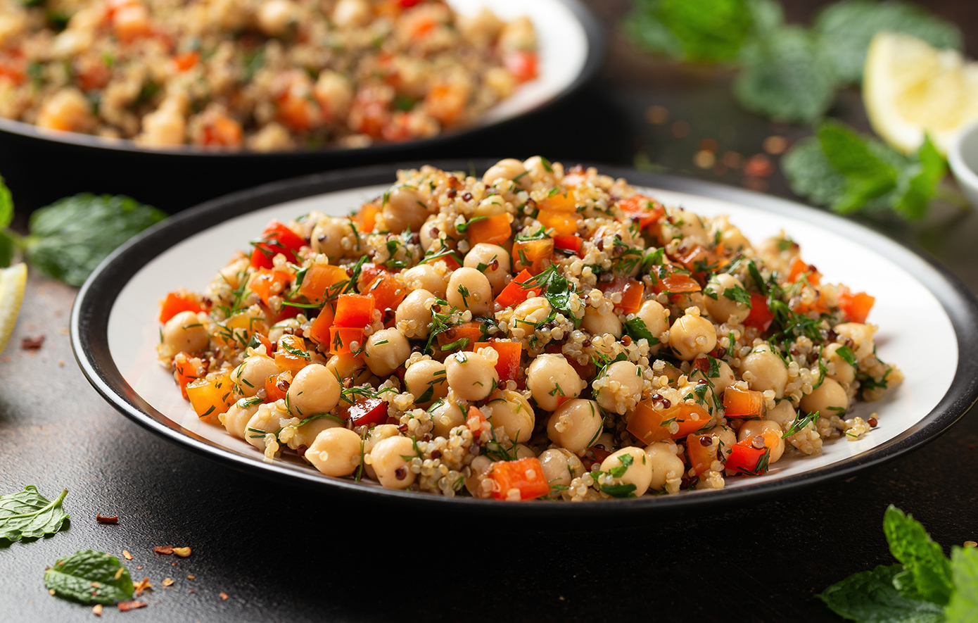 Σαλάτα κινόα με λαχανικά και ρεβίθια