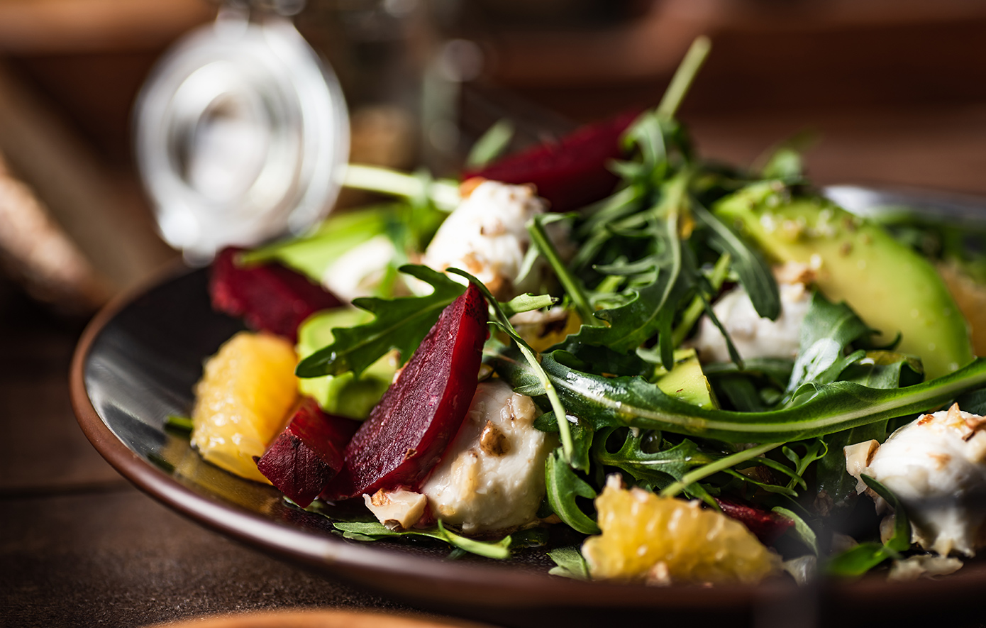 Σαλάτα με πορτοκάλι, ρόκα και καβουρδισμένα καρύδια