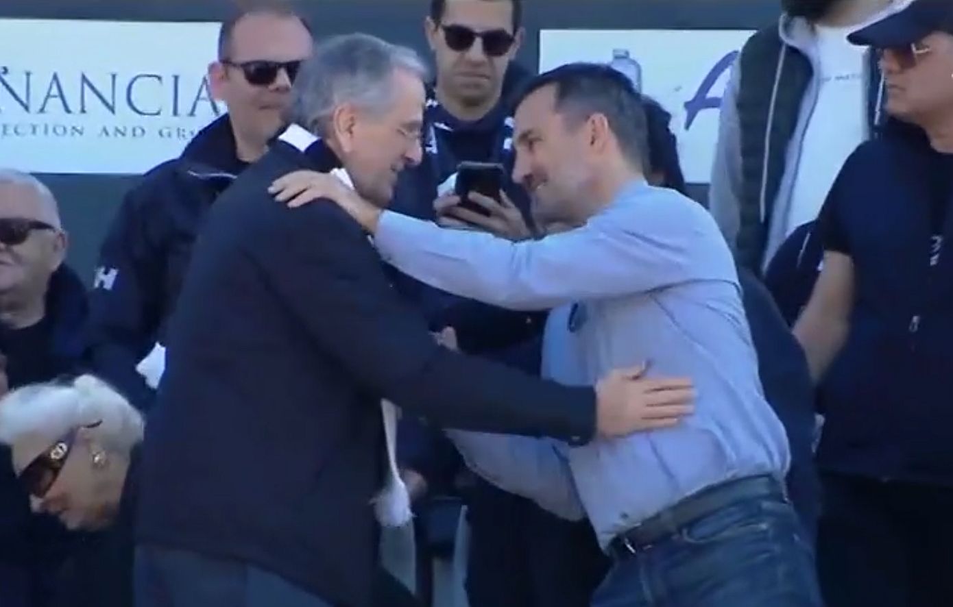 Αντώνης Σαμαράς: Η αγκαλιά με τον Αλέξη Χαρίτση στην φιέστα της Καλαμάτας για την άνοδο στη Stoiximan Super League