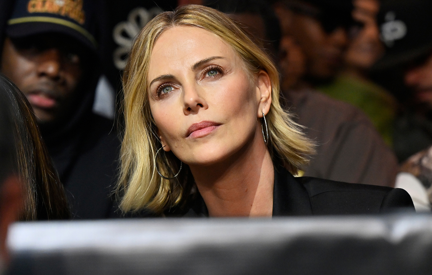 Η 50χρονη Σαρλίζ Θερόν εντυπωσιάζει με το κίτρινο μπικίνι της &#8211; Η ηθοποιός κάνει διακοπές στη Χαβάη