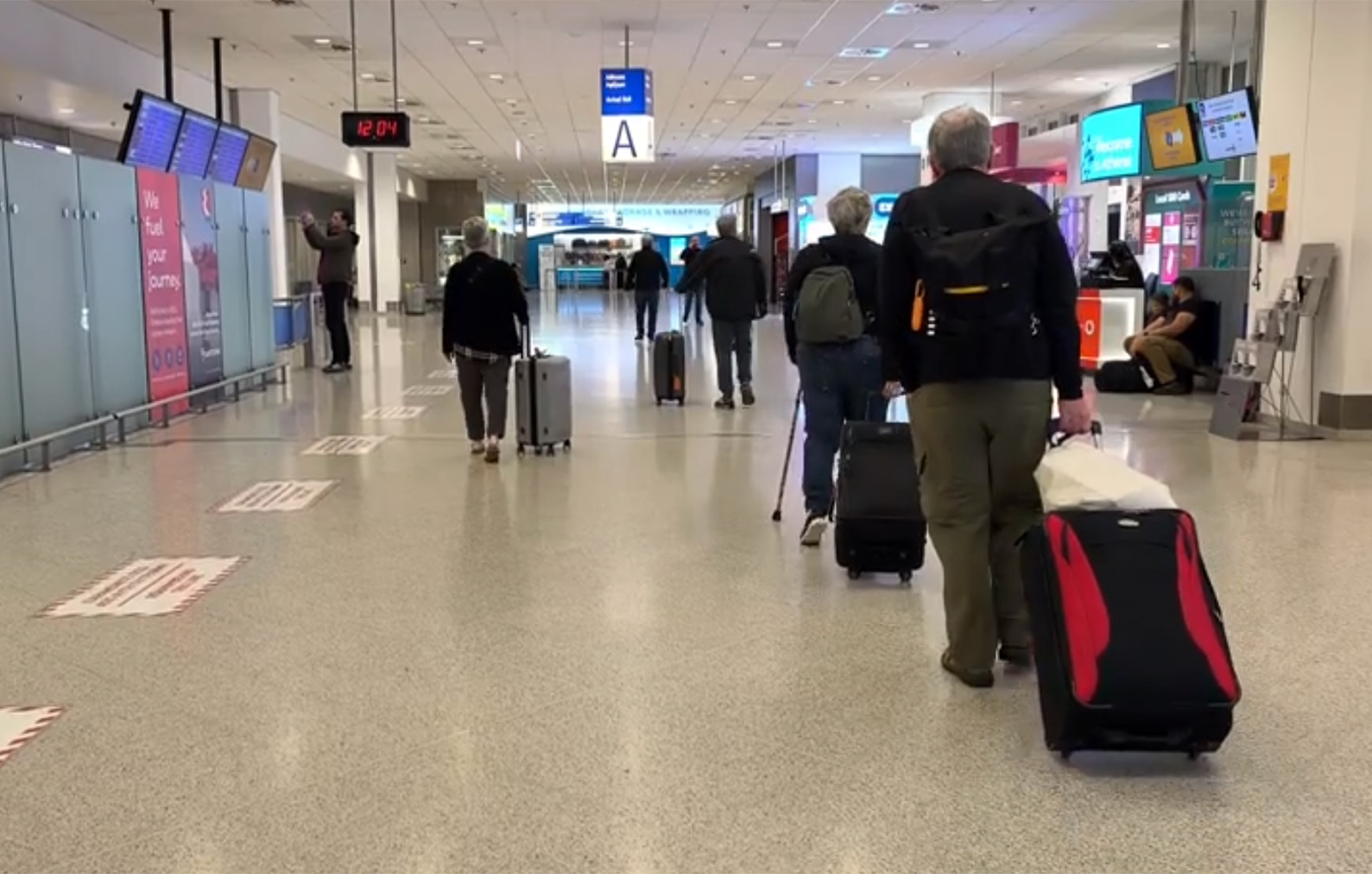 «Ακούγαμε σειρήνες, αεροπλάνα και εκρήξεις μακρινές» &#8211; Ανακουφισμένοι επιστρέφουν οι Έλληνες από τη Μέση Ανατολή