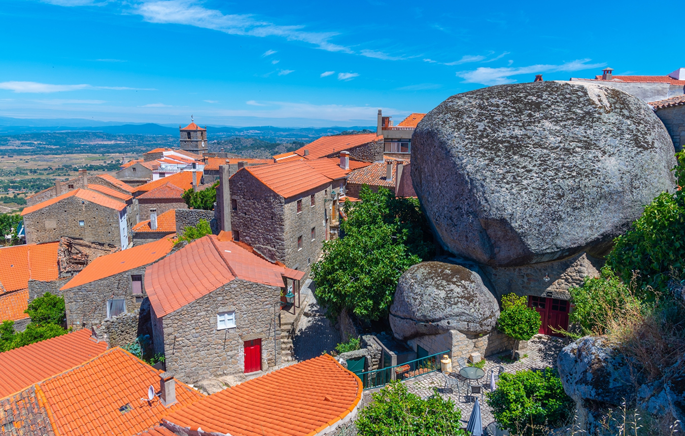 Μονσάντο: Το χωριό στην Πορτογαλία που αναδύεται μέσα από γρανιτένιους σχηματισμούς