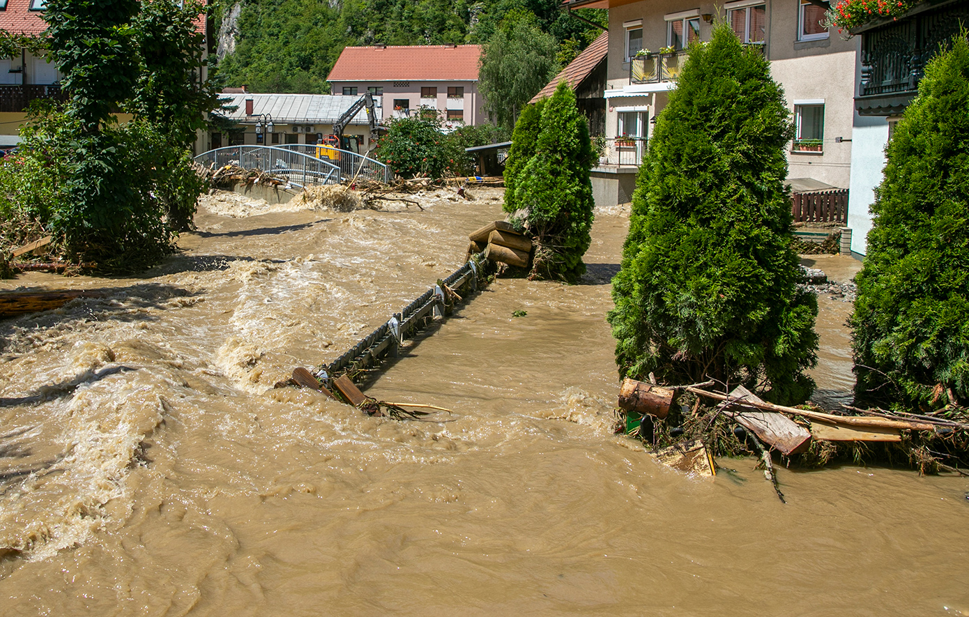Άγρια κακοκαιρία σαρώνει τη Σλοβενία &#8211; Χωρίς ρεύμα χιλιάδες νοικοκυριά μετά την επέλαση του χιονιά