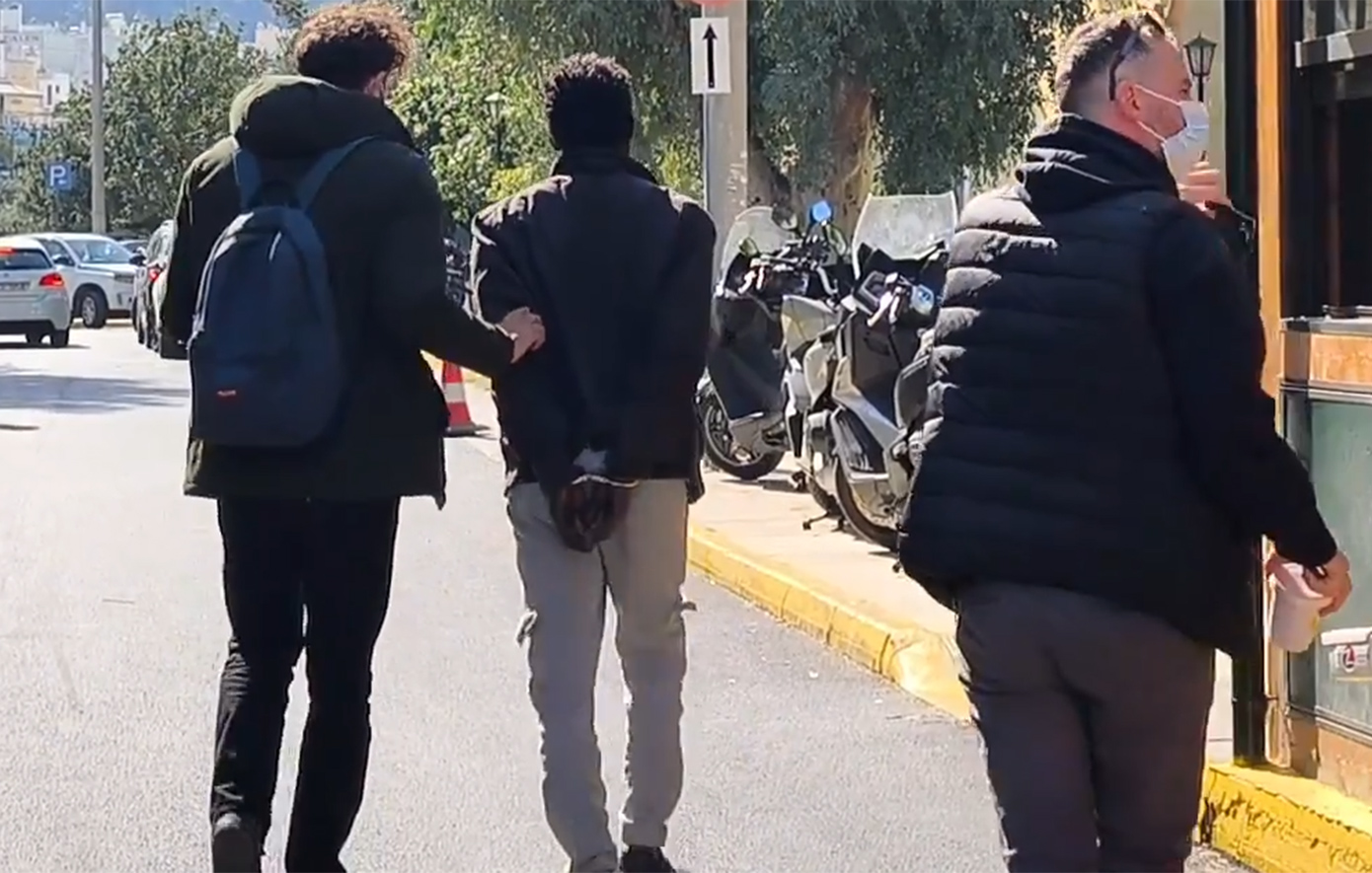 Στην Ευελπίδων ο 48χρονος από το Σουδάν που είχε χειροβομβίδες έξω από τη ΓΑΔΑ