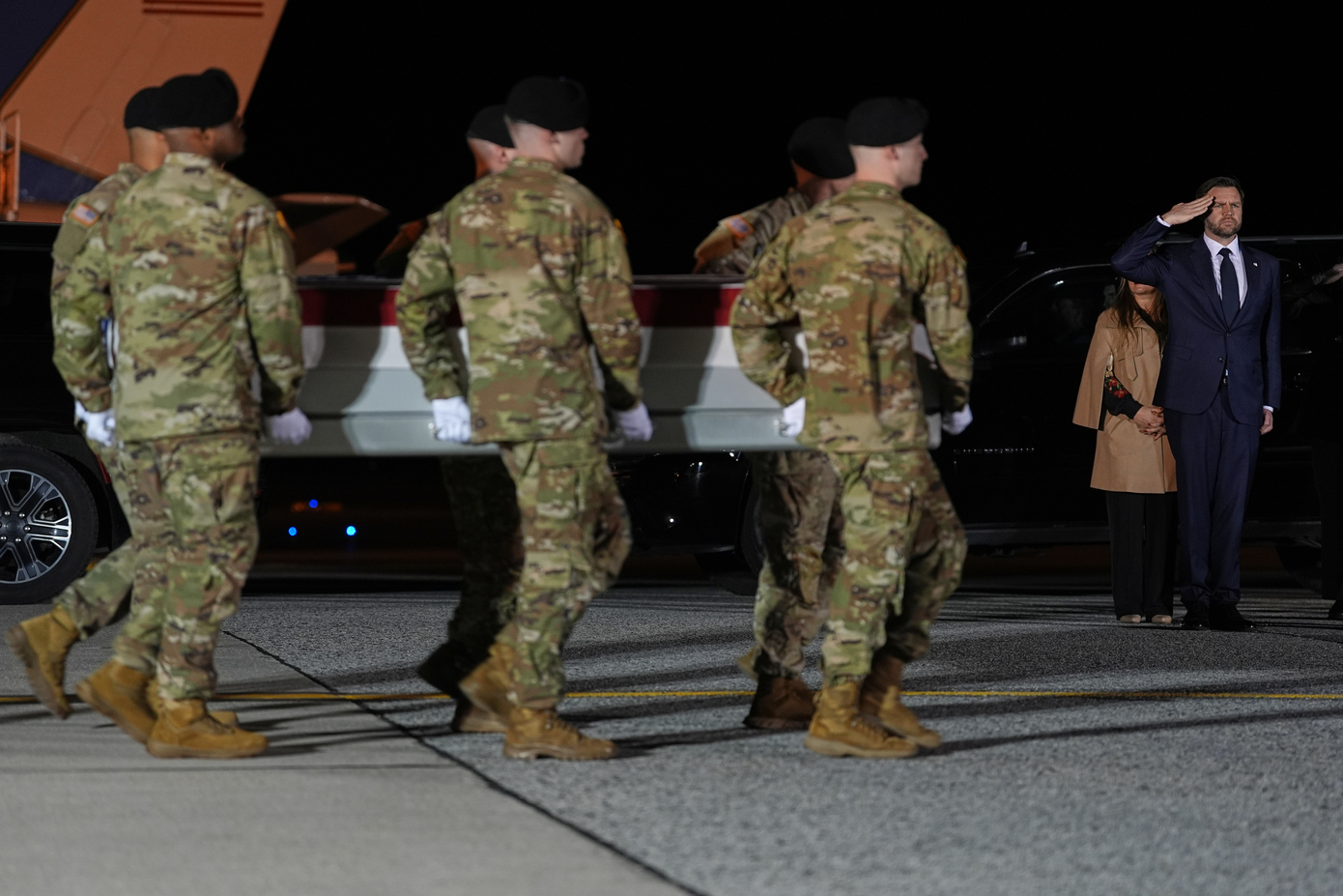 Ο αντιπρόεδρος των ΗΠΑ Βανς υποδέχτηκε το πτώμα του έβδομου αμερικανού στρατιώτη που σκοτώθηκε στη Μέση Ανατολή