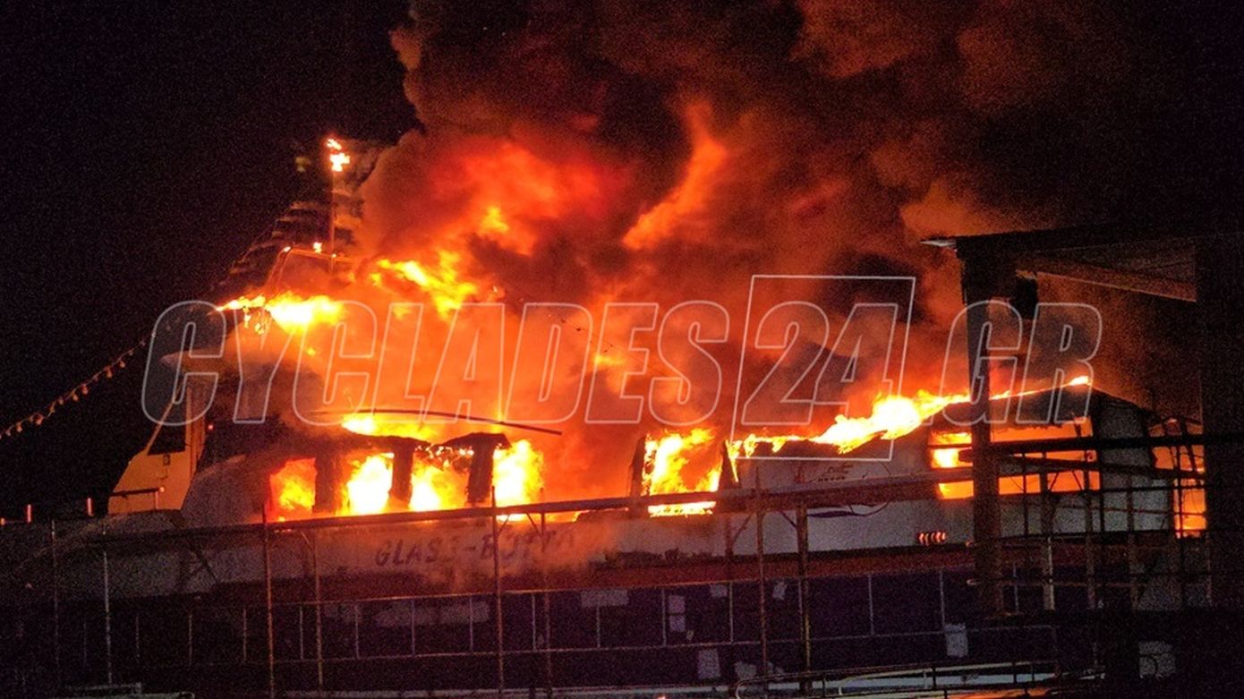 Φωτιά σε σκάφη στη χερσαία ζώνη του λιμένα Σύρου – Δείτε βίντεο