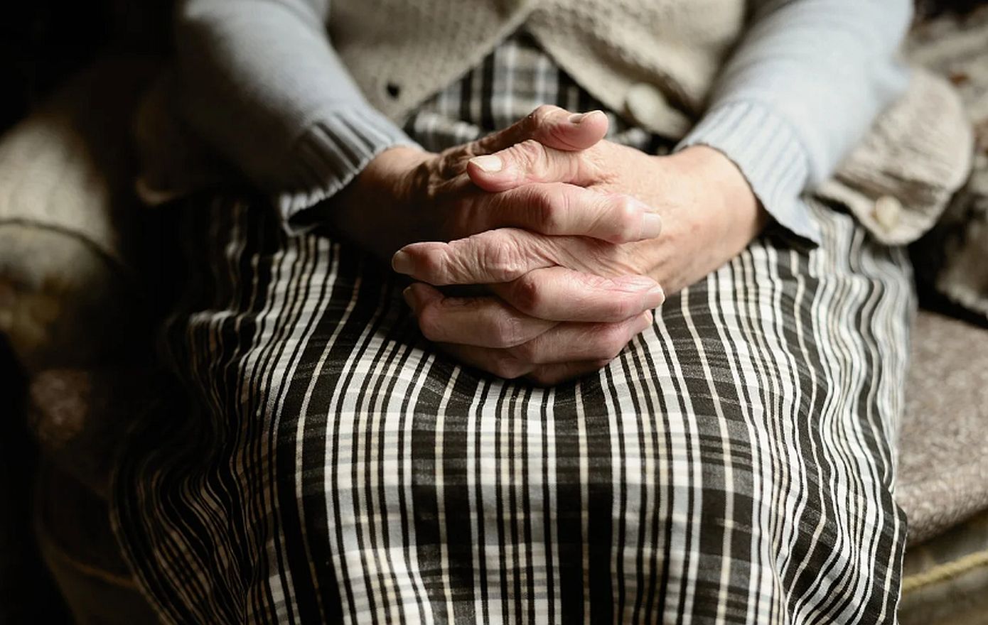 Συνελήφθη η 77χρονη σύζυγος του 82χρονου που βρέθηκε νεκρός στο σπίτι τους στη Θεσσαλονίκη &#8211; Κατηγορείται πως τον άφησε αβοήθητο