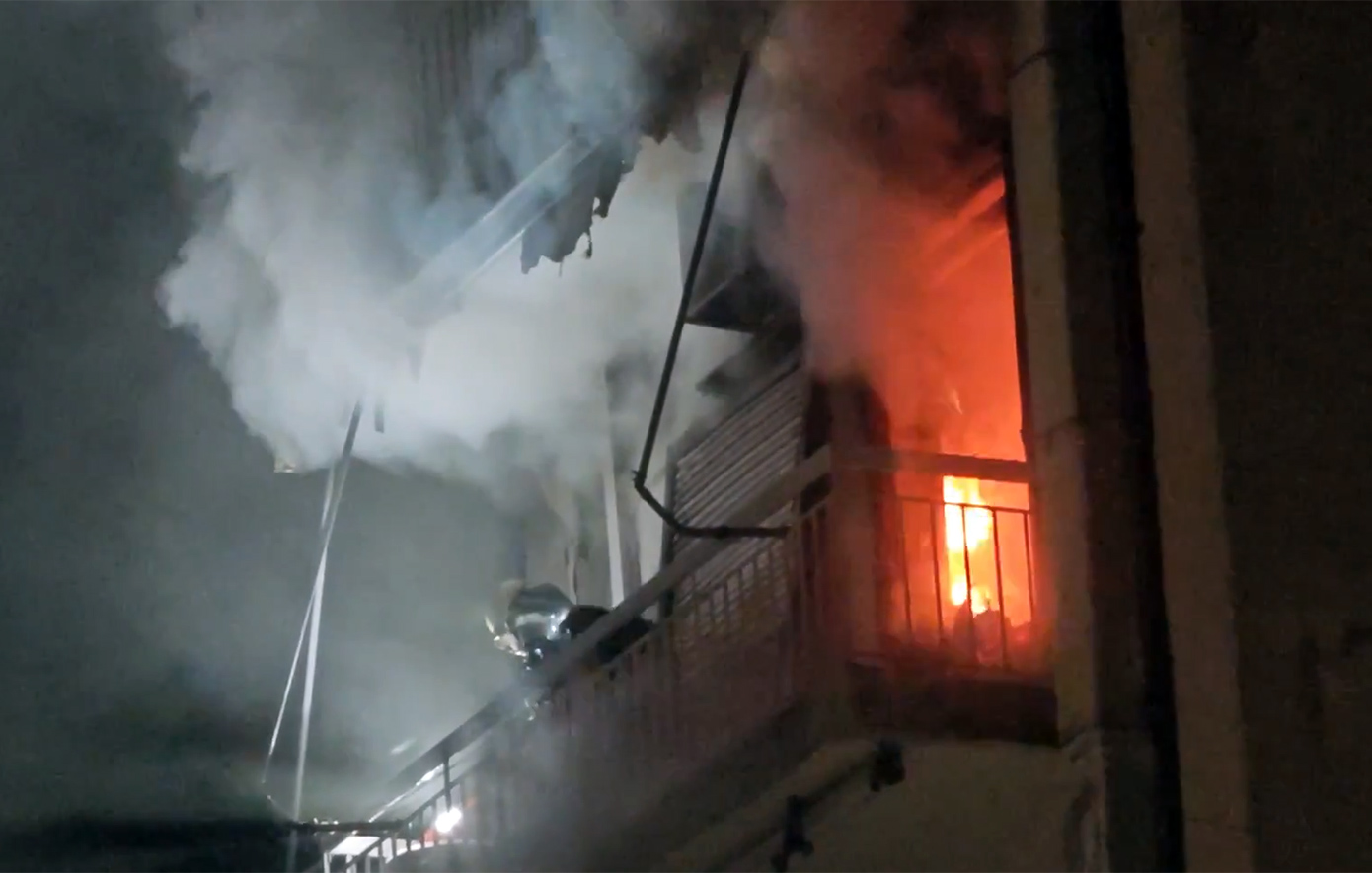 Νέες εικόνες από τη φωτιά στον Ταύρο: Χωρίς τις αισθήσεις του ανασύρθηκε ένας άνδρας &#8211; Καταστράφηκε το διαμέρισμα