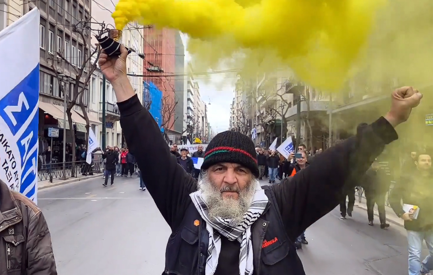 O άνθρωπος με το καπνογόνο στις πορείες των ταξί – «Η κιτρινιάρα είναι μέρος της ζωής μου, ένα μαγαζάκι σε τέσσερις ρόδες»