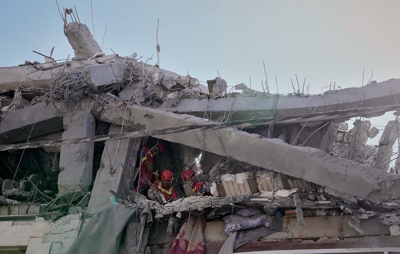 «Η κόρη μου είναι κάτω από τα χαλάσματα, φοβάται το σκοτάδι» &#8211; Κραυγές απόγνωσης μέσα στα ερείπια της Τεχεράνης