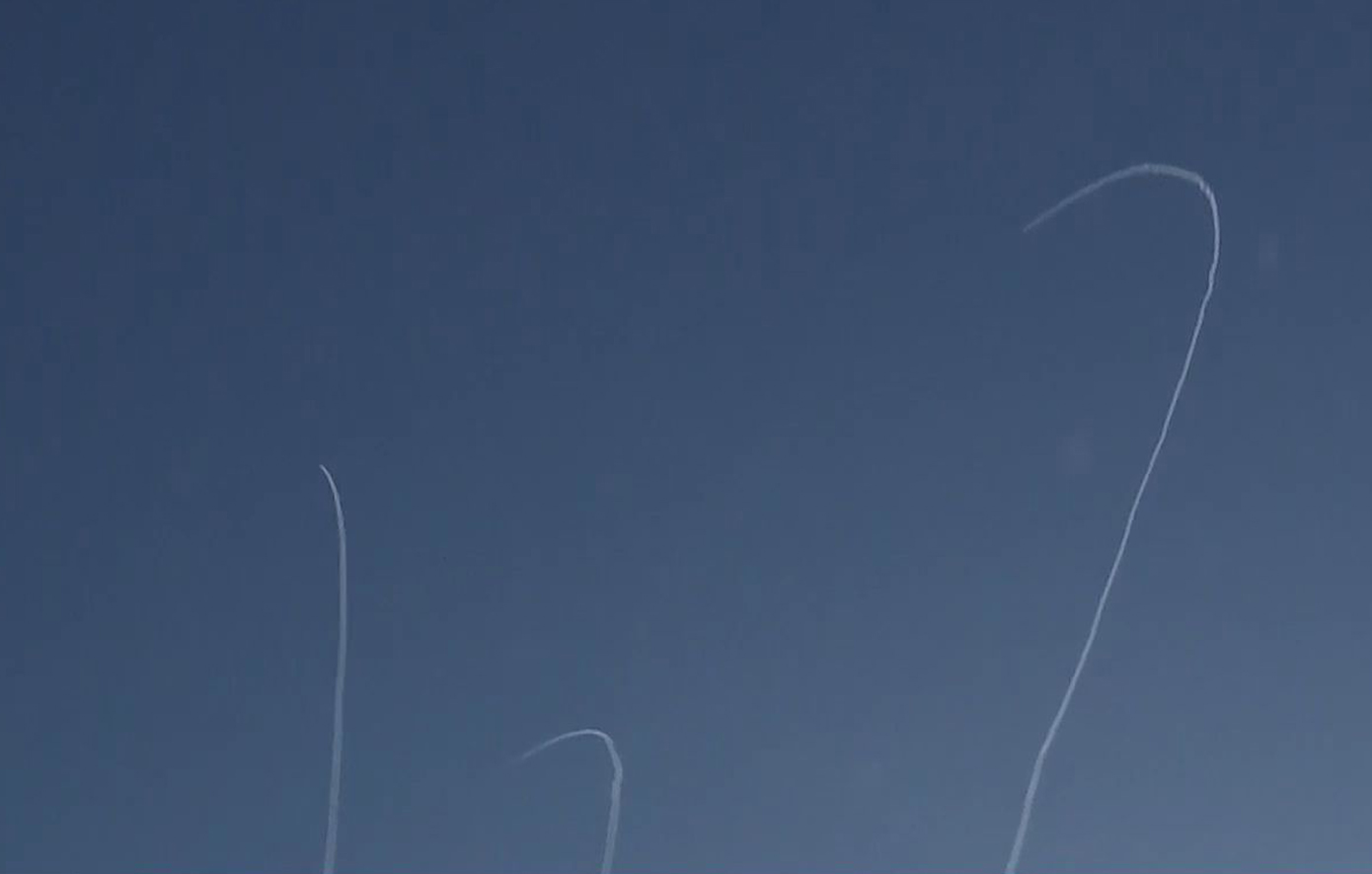 Κατάρριψη ιρανικών βλημάτων από την αεράμυνα του Ισραήλ σε ζωντανή μετάδοση: «Είναι ακριβώς από πάνω μας»