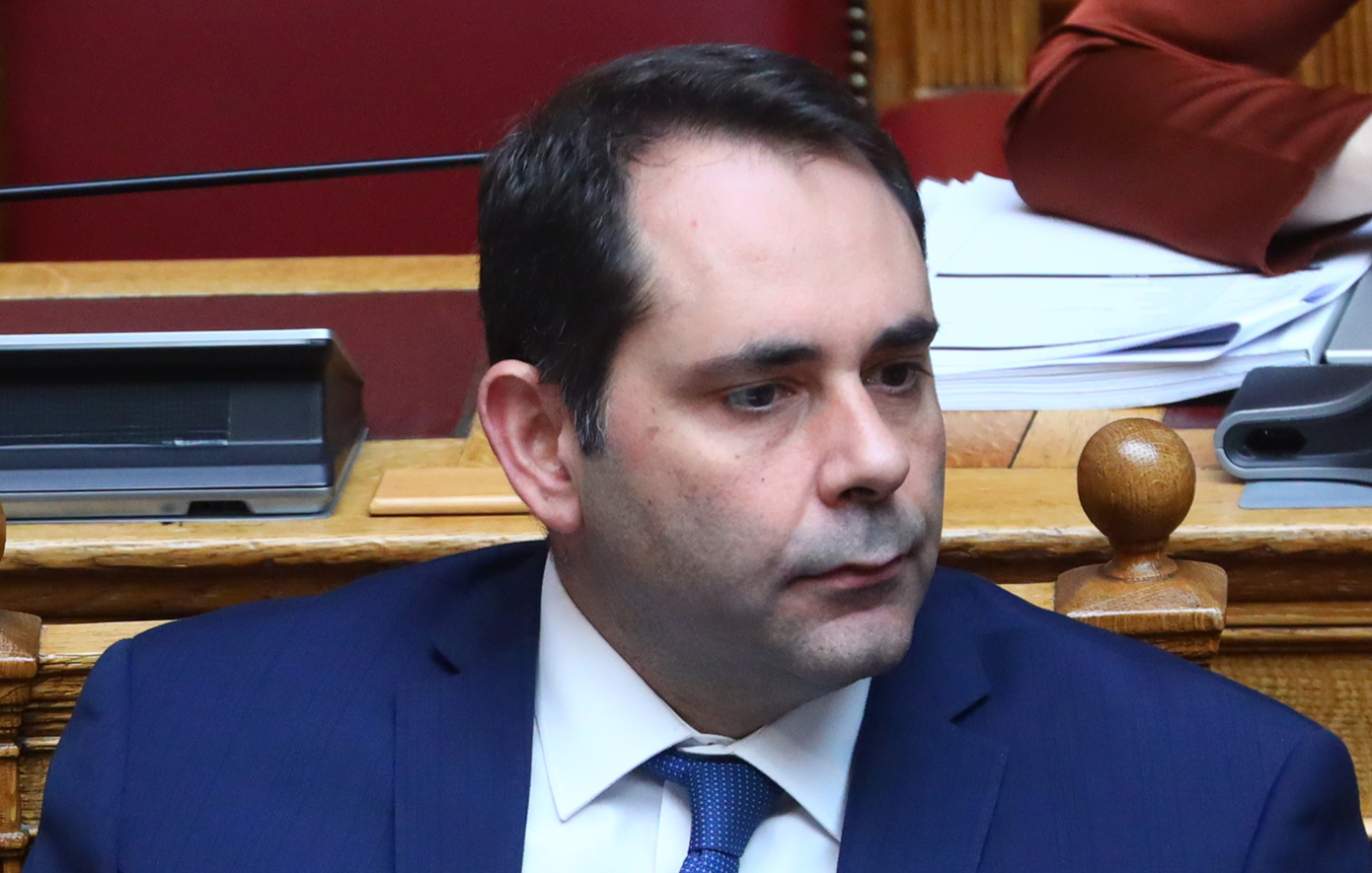 Πετραλιάς στη Βουλή: «Όχι σε 13ο και 14ο μισθό στο Δημόσιο – Εκτός ορίων δαπανών»