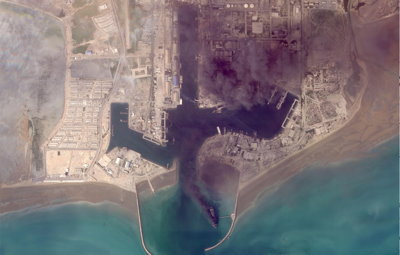 Ο πόλεμος στο Ιράν μέσα από δορυφορικές εικόνες: Κατεστραμμένες βάσεις και φλεγόμενα πλοία