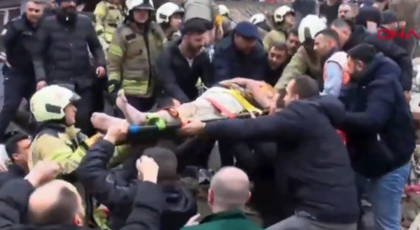 Κατέρρευσε κτίριο στην Κωνσταντινούπολη &#8211; Έρυνες για εγκλωβισμένους