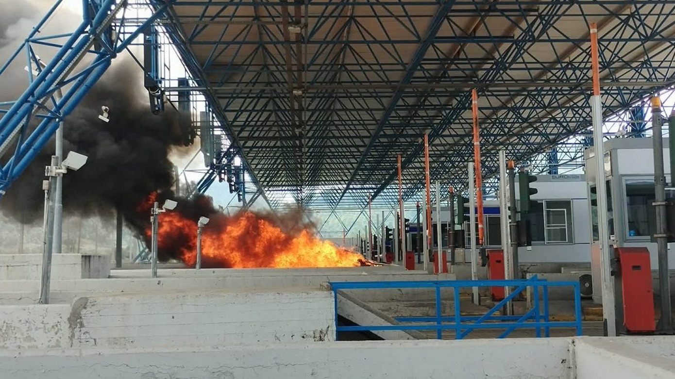 Αυτοκίνητο πήρε φωτιά την ώρα που βρισκόταν στα διόδια της Τραγάνας &#8211; Δείτε φωτογραφίες