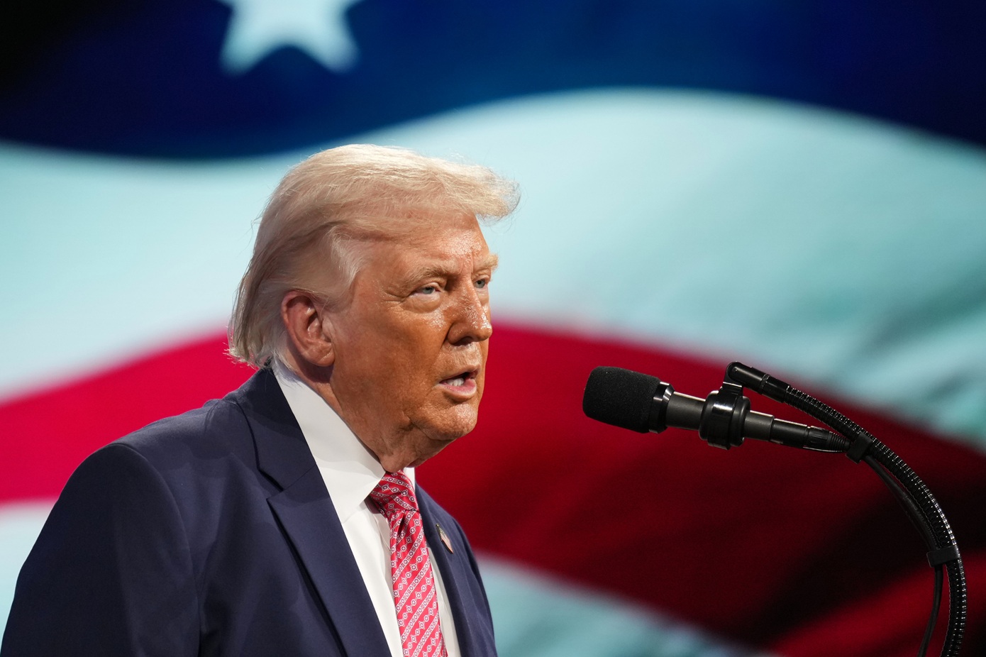 Τραμπ: «Πρέπει να ανοίξουν τα Στενά του Τραμπ &#8211; εννοώ του Ορμούζ &#8211; Bρισκόμαστε σε διαπραγματεύσεις με το Ιράν»