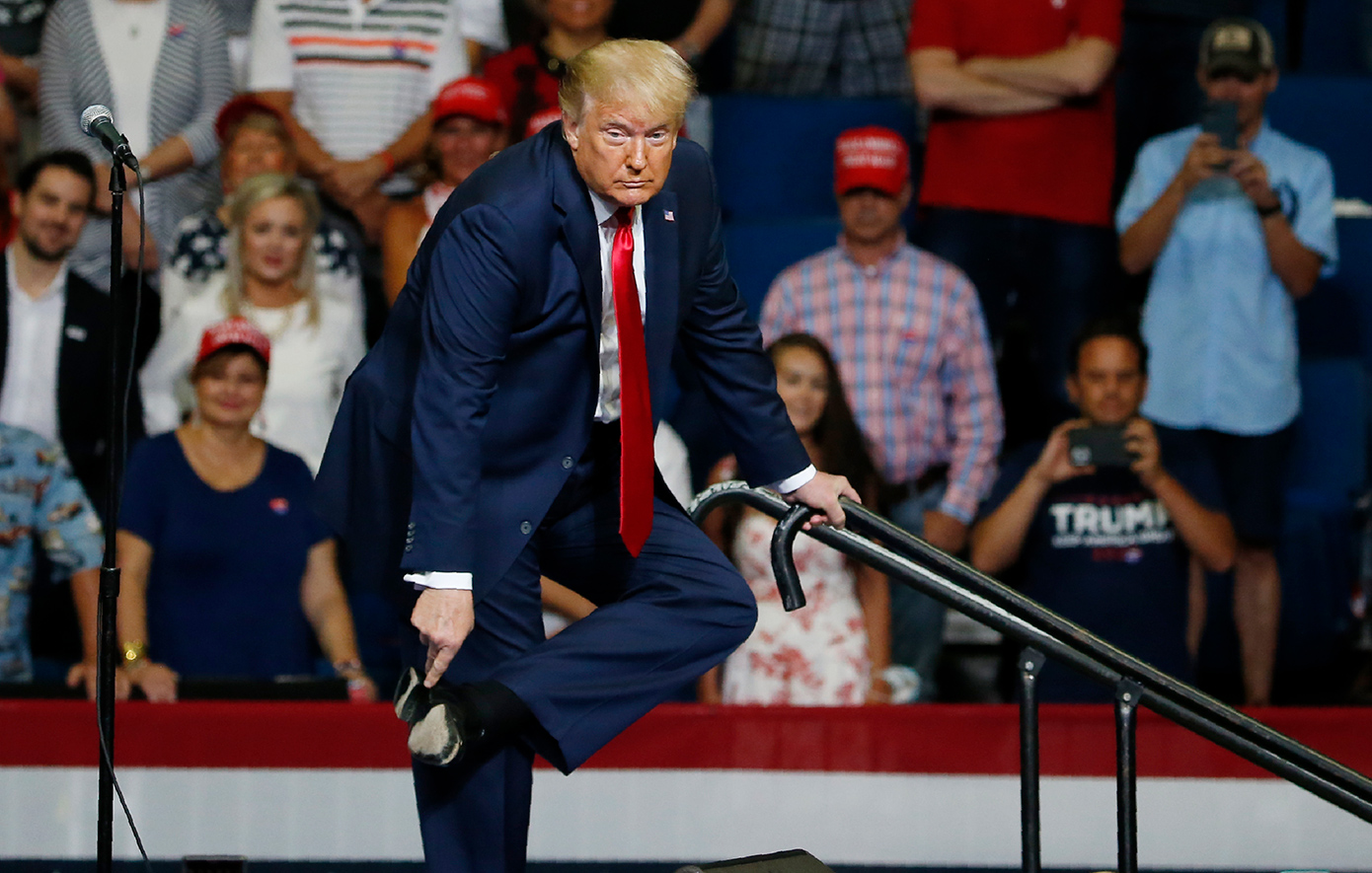 Η νέα εμμονή του Τραμπ &#8211; Αφήνει ξυπόλητους τους υπουργούς του για να τους χαρίσει τα αγαπημένα του παπούτσια