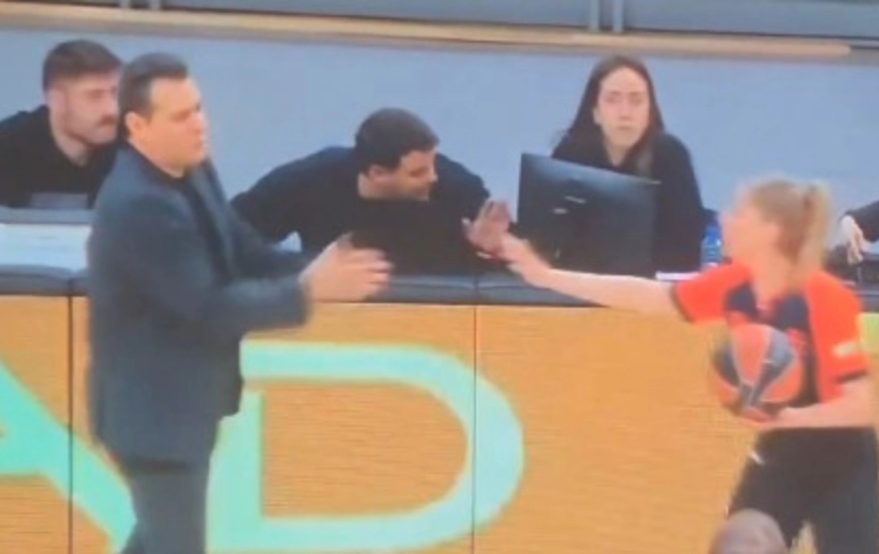 Τσαρούχα: Απαγόρευσε δις στον Ιτούδη να κάνει χειραψία με τον αντίπαλο προπονητή