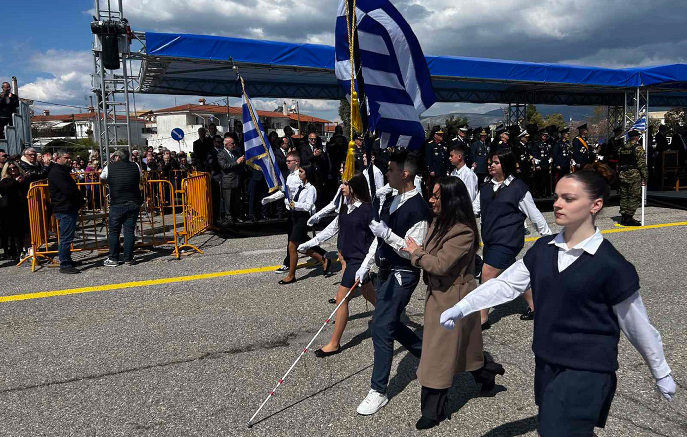 Συγκίνησε ο τυφλός σημαιοφόρος του Γυμνασίου Γαβαλούς – Καταχειροκροτήθηκε στην παρέλαση στο Μεσολόγγι