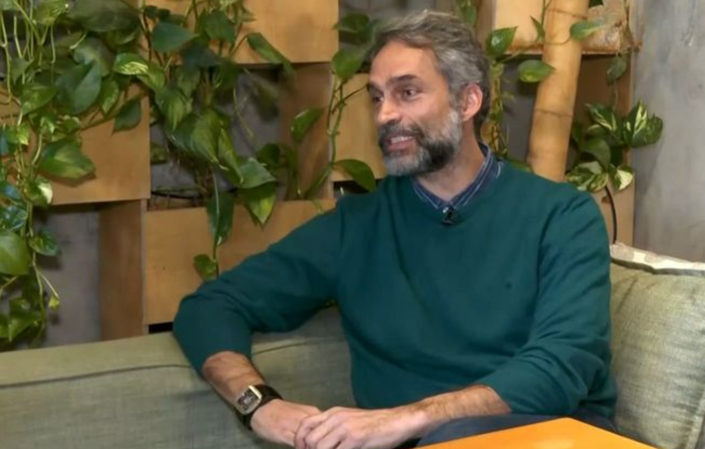 Βαγγέλης Παπαδάκης &#8211; «Άγιος Έρωτας»: «Με κοιτάζουν άγρια στον δρόμο»