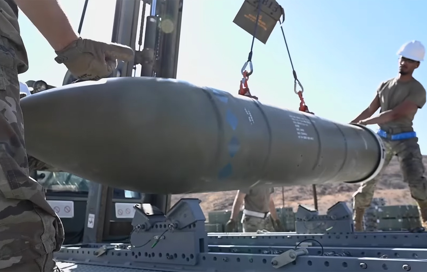 Οι βόμβες «bunker buster» 2,5 τόνων GBU-72 που έριξαν οι ΗΠΑ για να χτυπήσουν ιρανικές βάσεις κοντά στα στενά του Ορμούζ