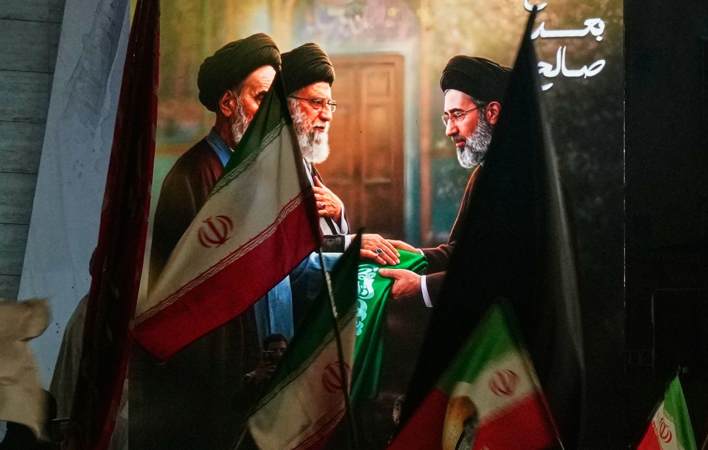 «Σκότωσαν τον πατέρα του και δεν θα το ξεχάσει»: Η άνοδος του Μοτζταμπά Χαμενεΐ στην εξουσία διχάζει βαθιά τους Ιρανούς