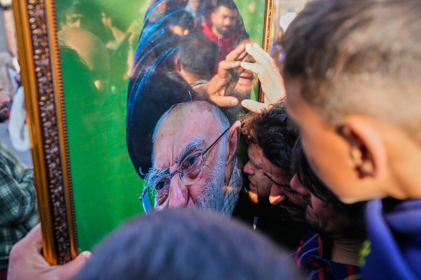 Θρήνος στο Ιράν για τον θάνατο του Αλί Χαμενεΐ &#8211; Στους δρόμους πλήθος κόσμου