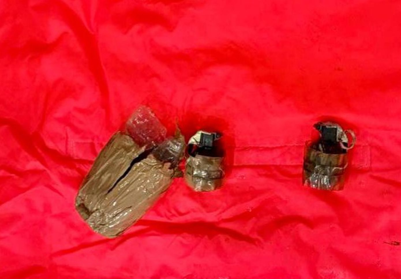 Αυτές είναι οι δυο χειροβομβίδες του 48χρονου Σουδανού &#8211; Είπε ότι τις βρήκε σε άλσος κοντά στην Ακρόπολη