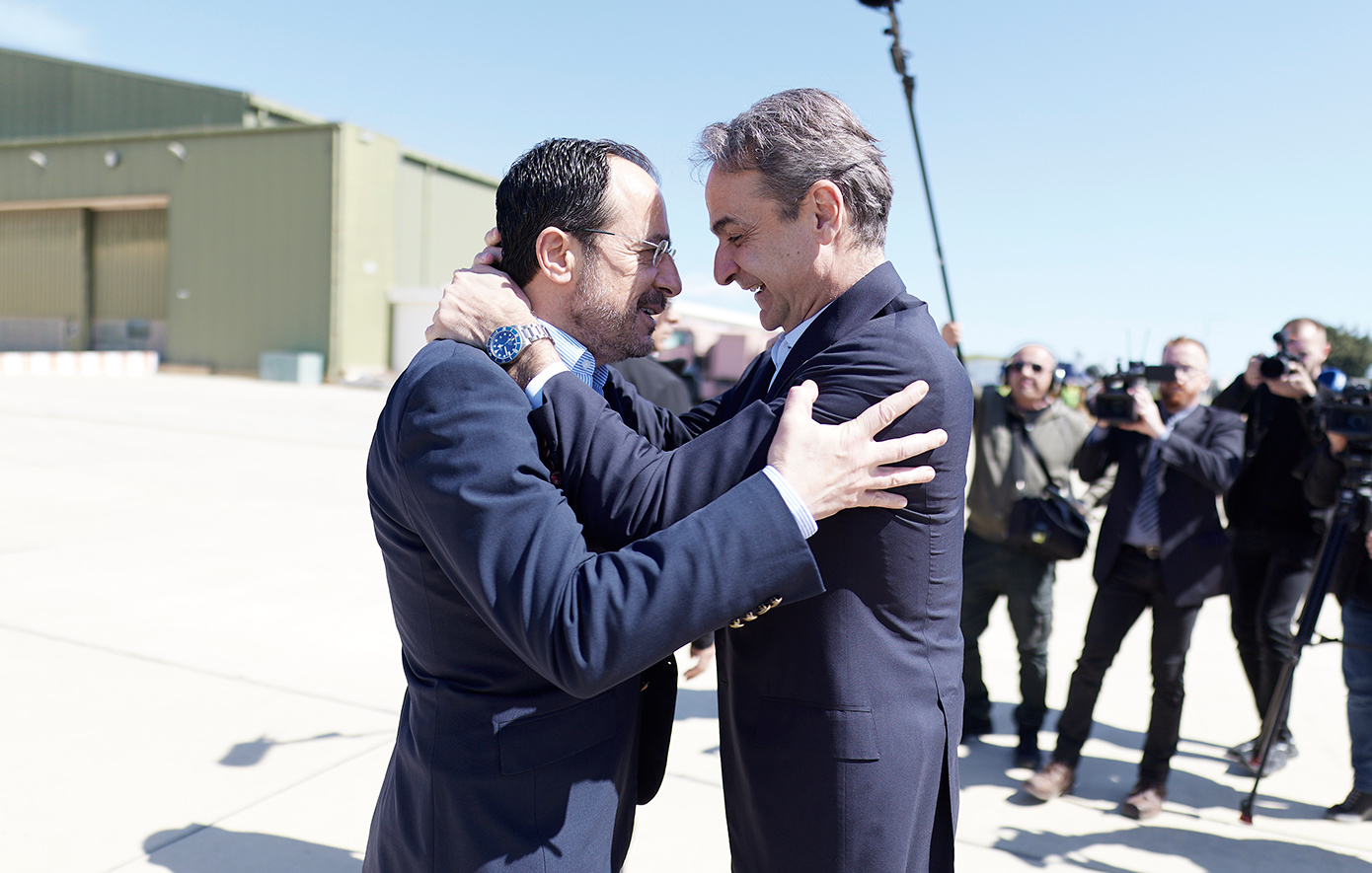 Στην Κύπρο Μητσοτάκης και Μακρόν για την τριμερή με Χριστοδουλίδη