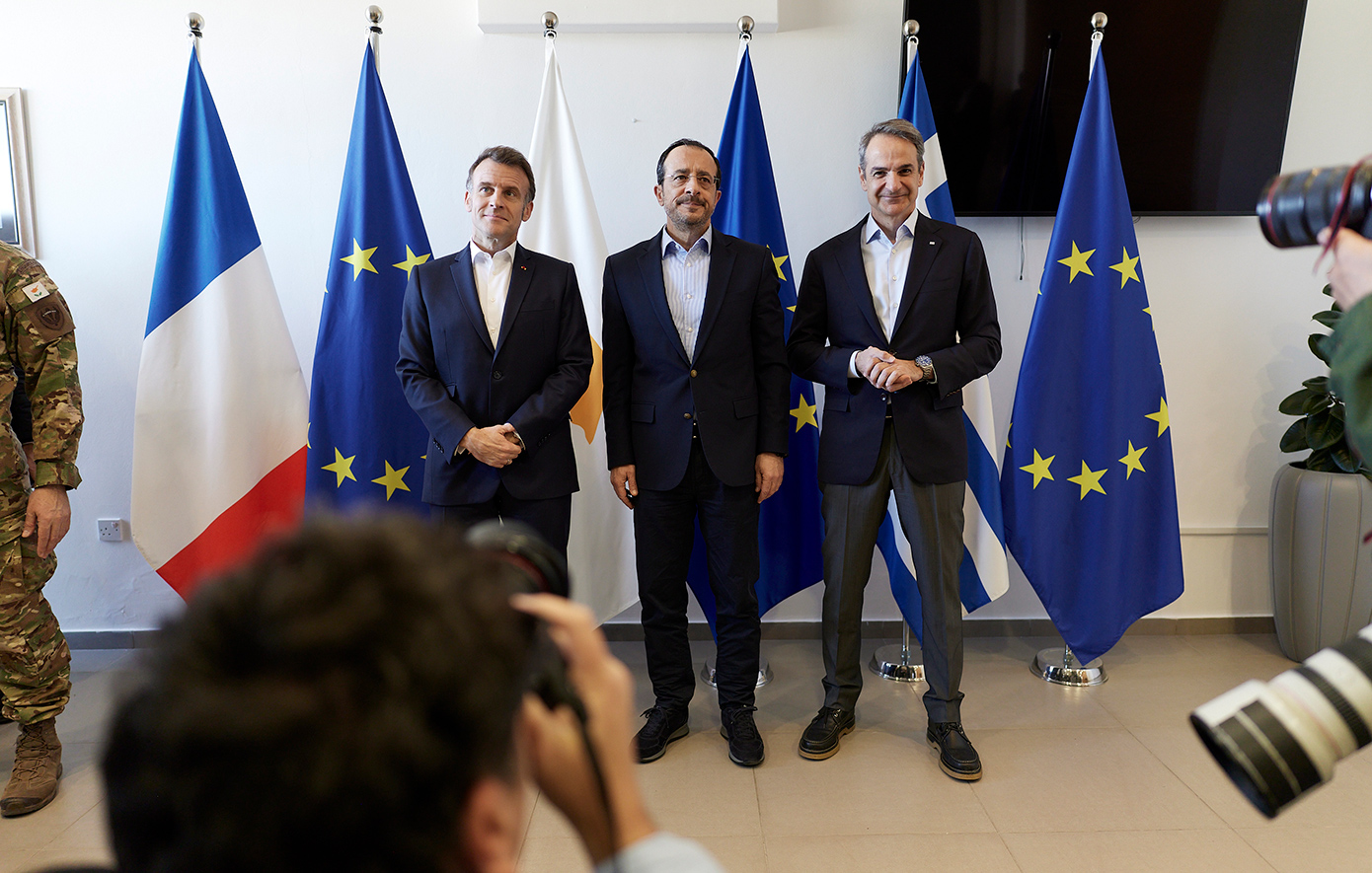Στην Κύπρο Μητσοτάκης και Μακρόν για την τριμερή με Χριστοδουλίδη