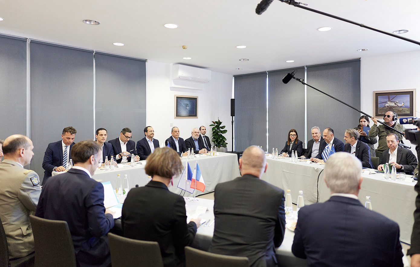 Στην Κύπρο Μητσοτάκης και Μακρόν για την τριμερή με Χριστοδουλίδη