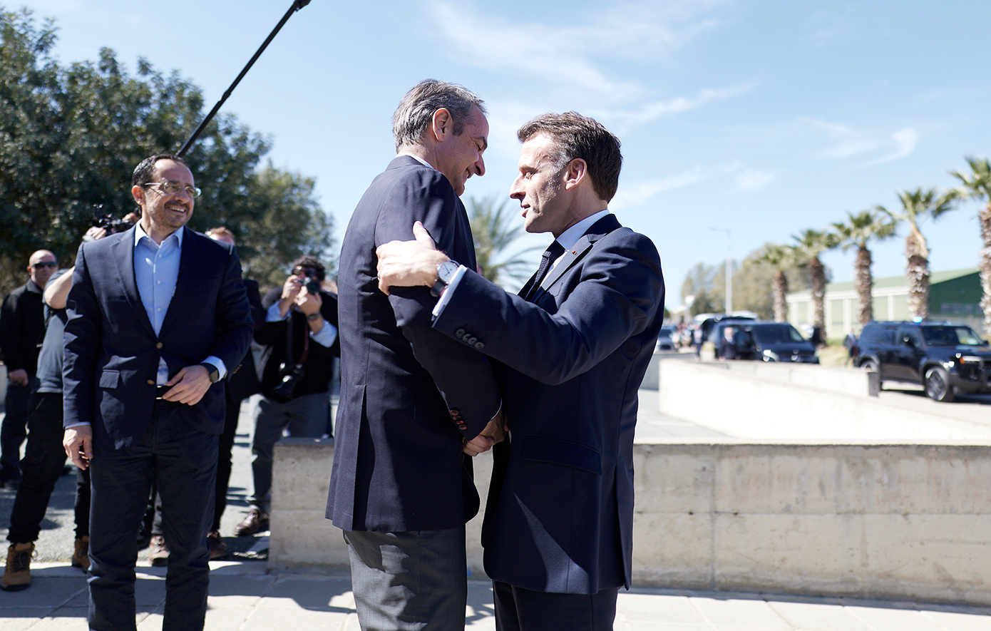 Στην Κύπρο Μητσοτάκης και Μακρόν για την τριμερή με Χριστοδουλίδη