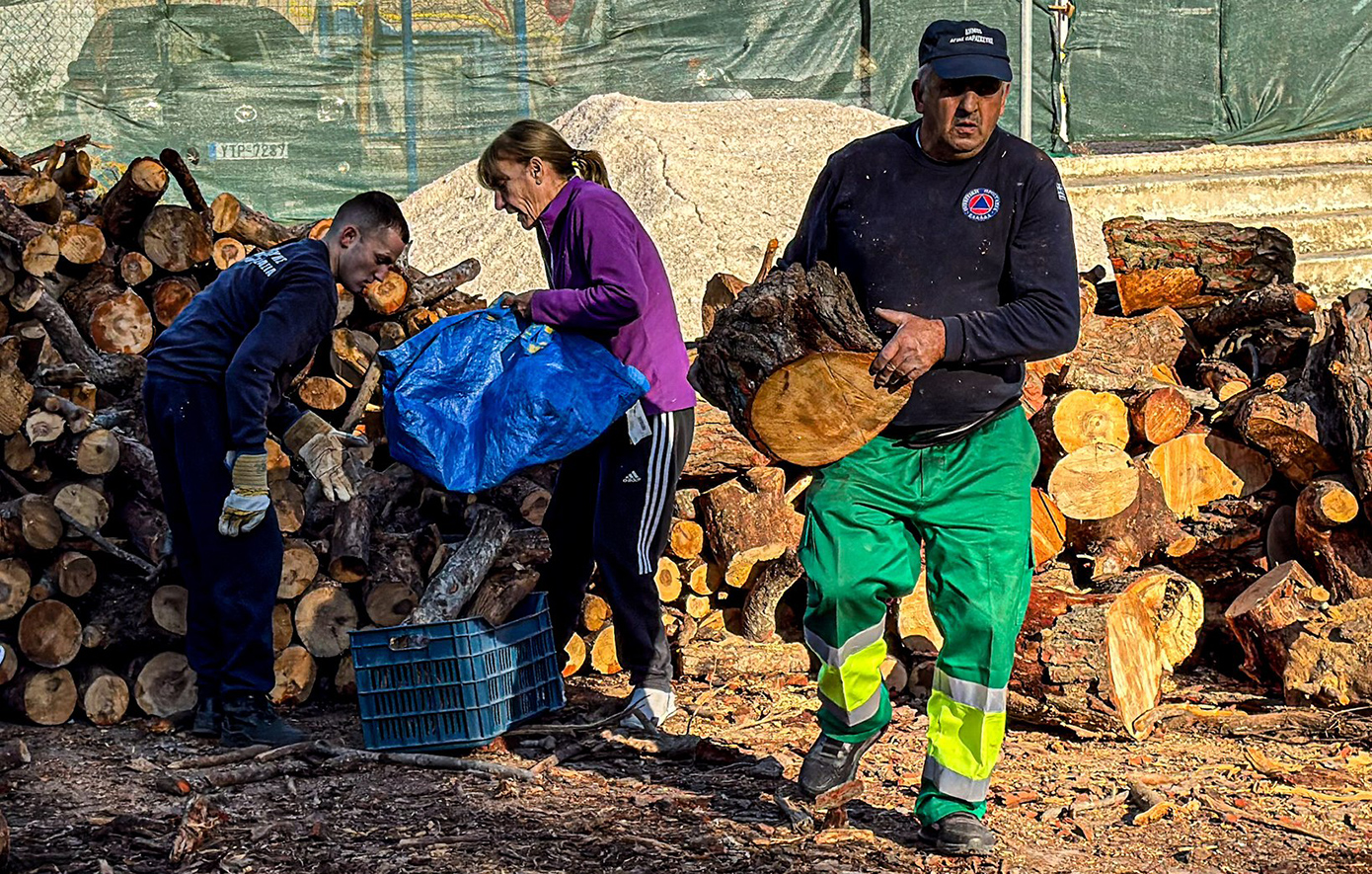 Ο δήμος Αγίας Παρασκευής μοιράζει δωρεάν καυσόξυλα ενόψει της νέας κακοκαιρίας