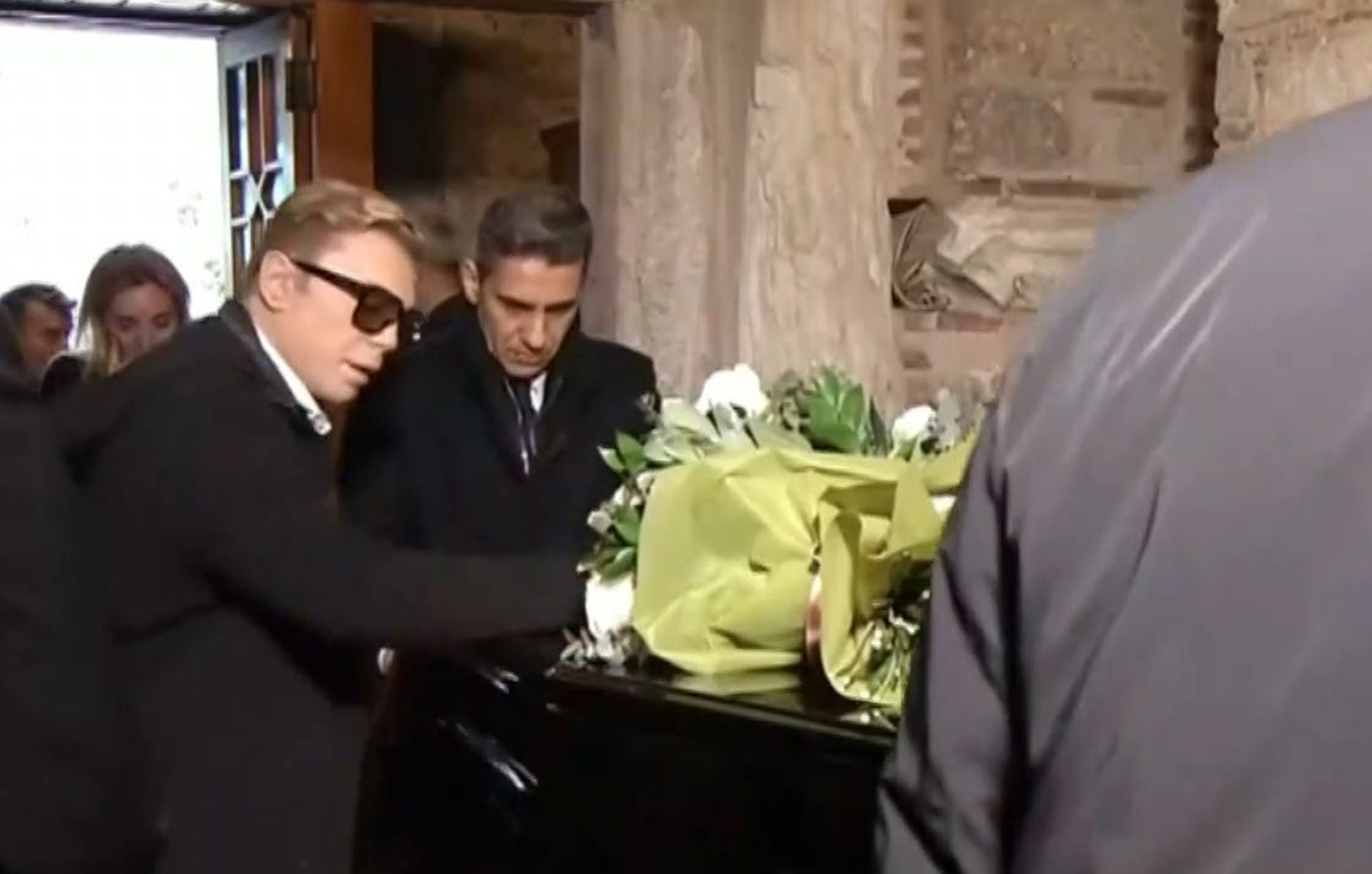 «Έσπασε» ο Τάκης Ζαχαράτος μπροστά στο φέρετρο της Μαρινέλλας &#8211; Δείτε το βίντεο