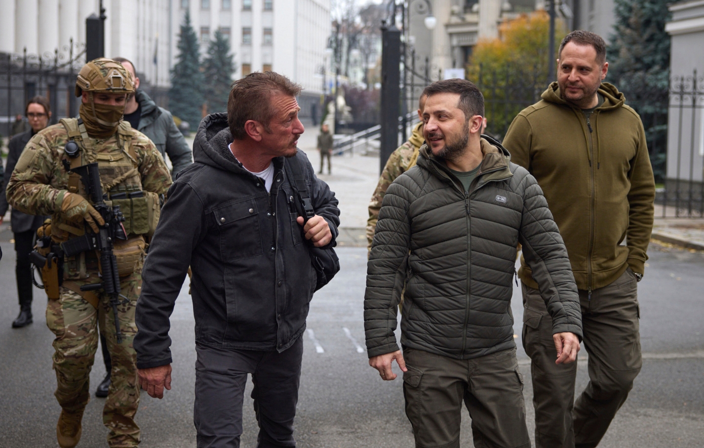 Αντί για το κόκκινο χαλί των Όσκαρ στο Κίεβο ο Σον Πεν &#8211; Τετ α τετ του σταρ του Χόλιγουντ με τον Ζελένσκι