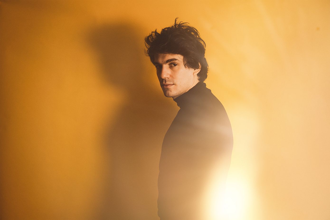 Ο Δημήτρης Καπουράνης ως serial killer «Ρομπέρτο Τσούκκο» είναι αυτό που περιμένουμε τη νέα θεατρική σεζόν