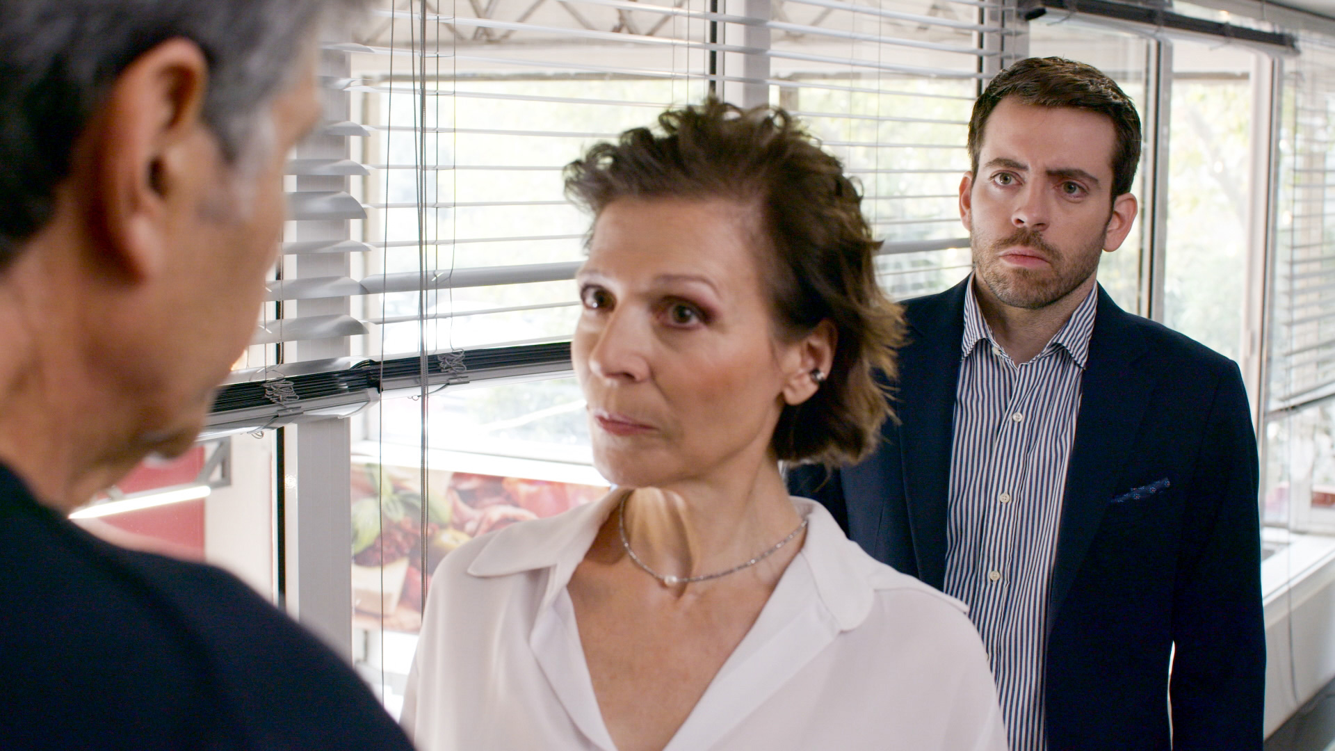 Σούπερ Ήρωες: Η ψωνάρα ιδιοκτήτρια του σούπερ μάρκετ καταφθάνει