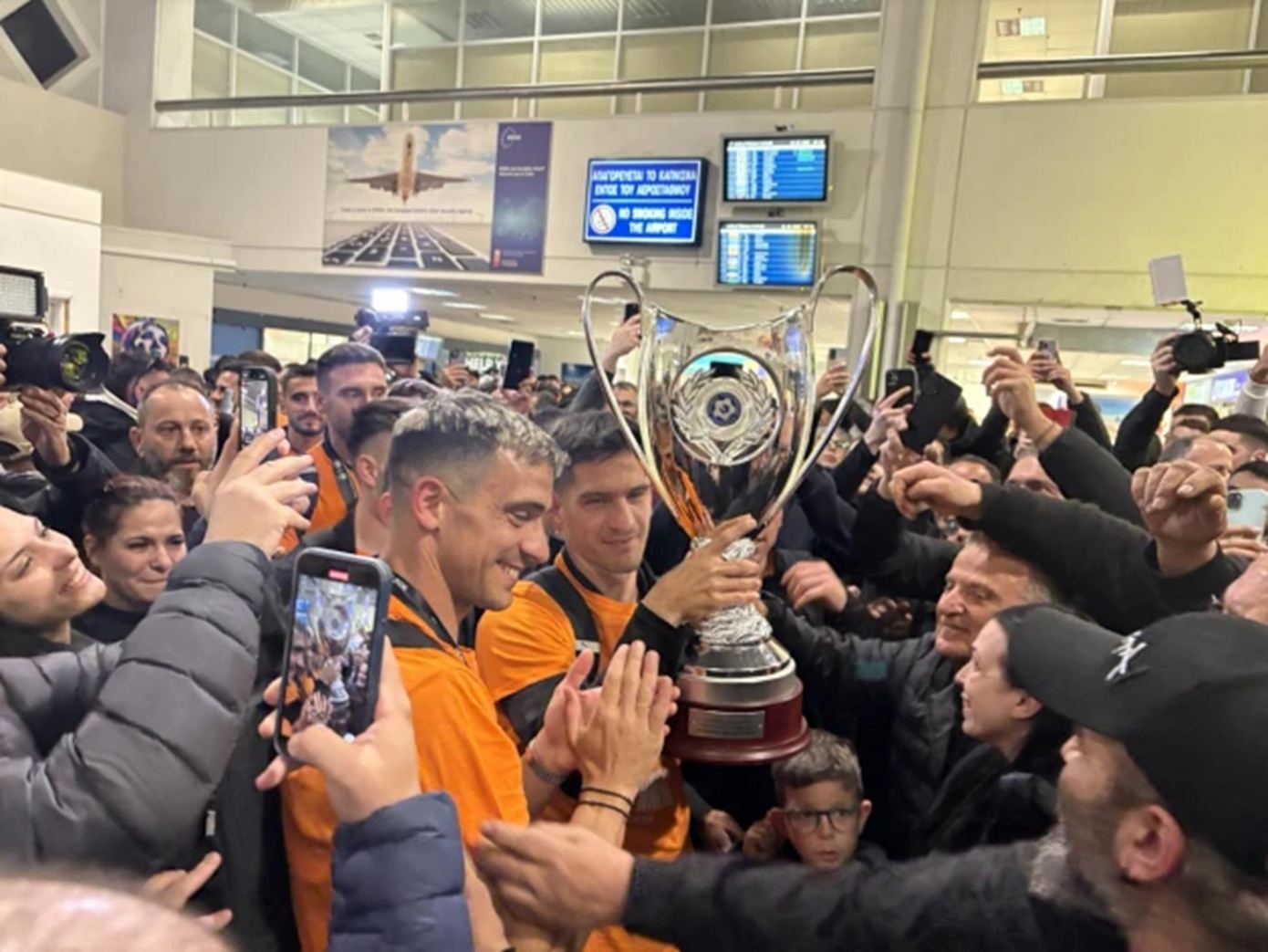 Παροξυσμός στο αεροδρόμιο του Ηρακλείου κατά την άφιξη των Κυπελλούχων: Οι φίλαθλοι του ΟΦΗ σήκωσαν στα χέρια τον Κόντη