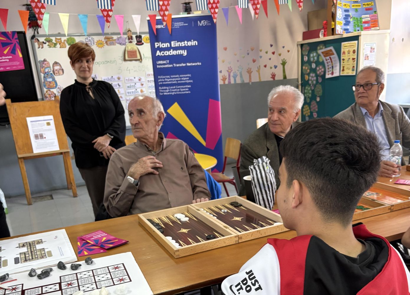 Τουρνουά τάβλι για μαθητές με δασκάλους μέλη των ΚΑΠΗ &#8211; Πώς μια παρτίδα «γεφύρωσε» τα ενδιαφέροντα δύο γενεών