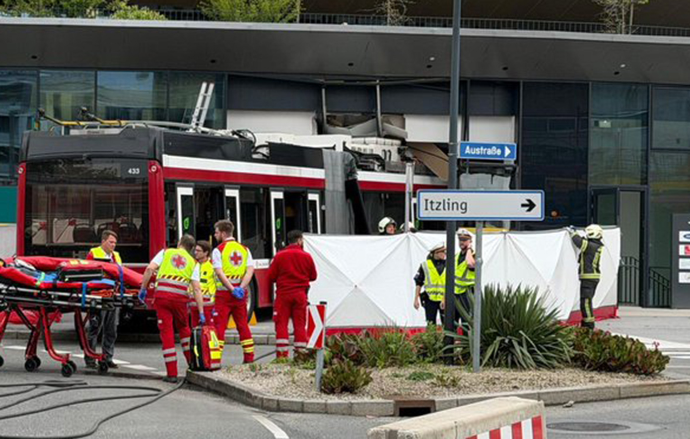 Λεωφορείο στην Αυστρία «προσγειώθηκε» σε σούπερ μάρκετ και σκότωσε έναν άνθρωπο