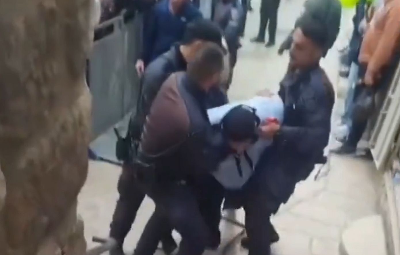 Ιερουσαλήμ: Καταγγελίες για βίαιες προσαγωγές Παλαιστίνιων χριστιανών στην πομπή του Αγίου Φωτός