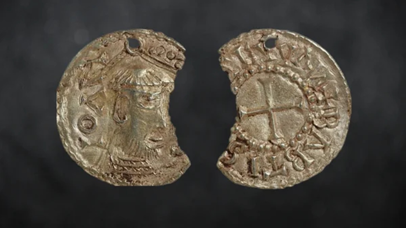 Ανακάλυψη-έκπληξη στη Βρετανία: Σπάνιο νόμισμα 1.200 ετών συνδέει τους Βίκινγκς με τον Χριστιανισμό