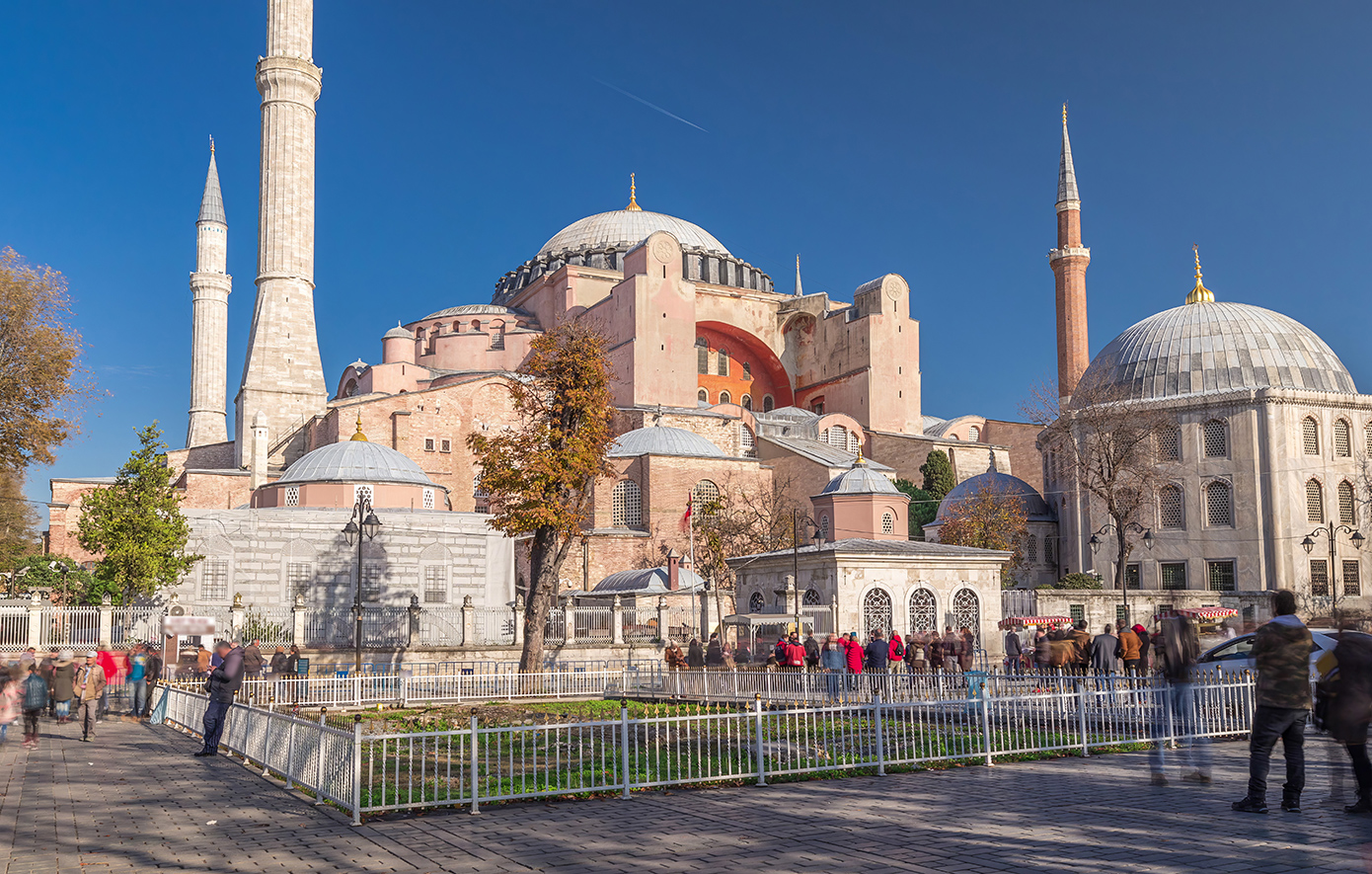 Κωνσταντινούπολη: Συνελήφθησαν δυο Έλληνες που άνοιξαν ελληνική σημαία στην Αγιά Σοφιά